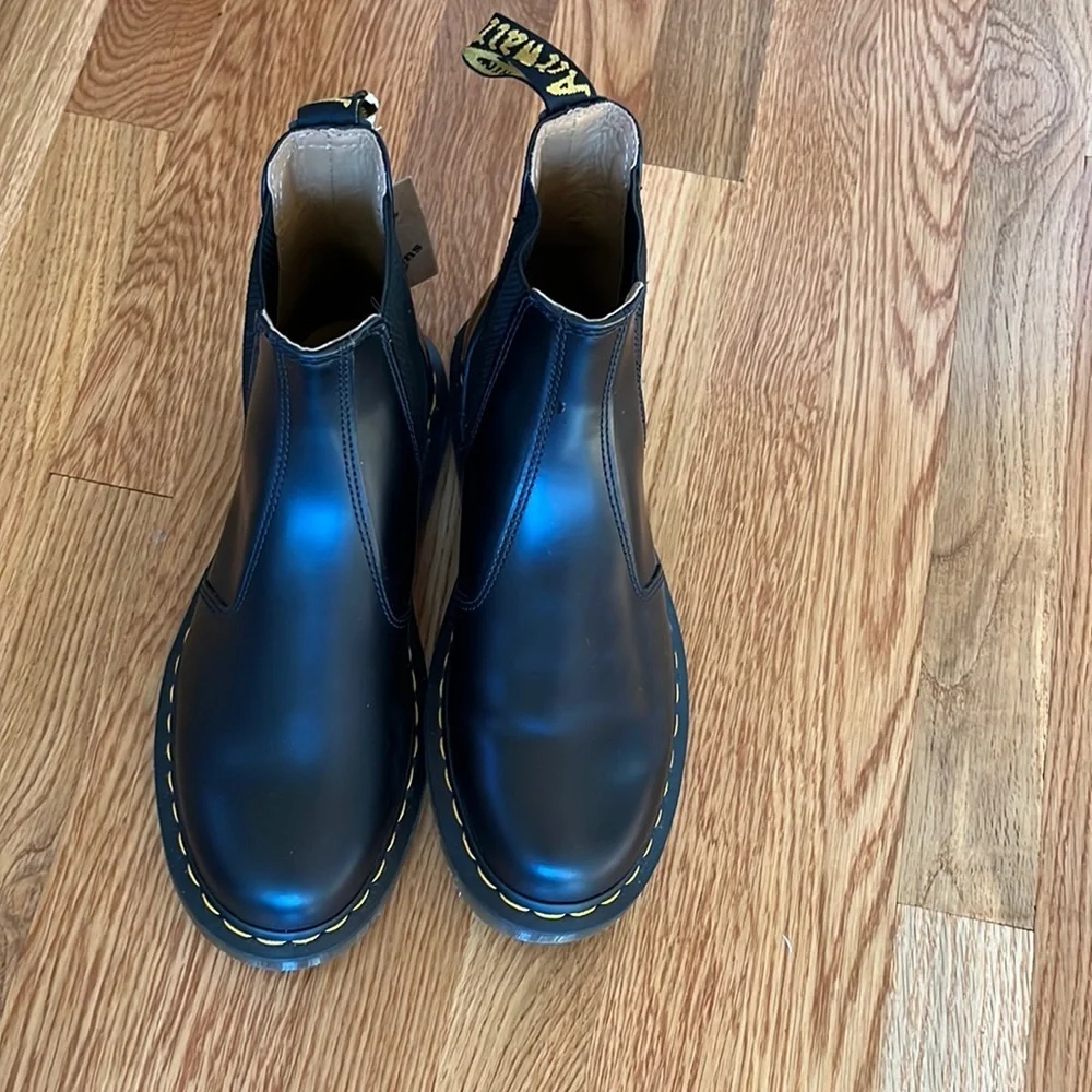NWT Dr Martens Smooth Leather Chelsea Boots Size 8
